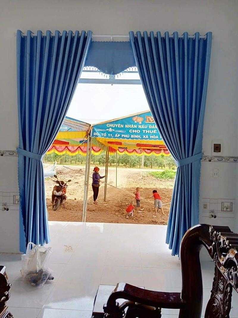 Rèm vải một màu cho căn phòng hiện đại